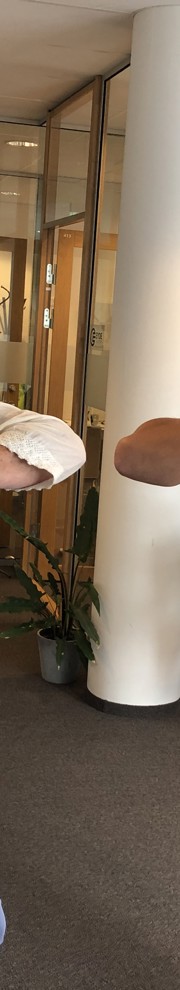 Helene Falch Fladmark, daglig leder av Eyde-klyngen, ønsker Fredrik Bringager i YI2 velkommen på korona-vis.